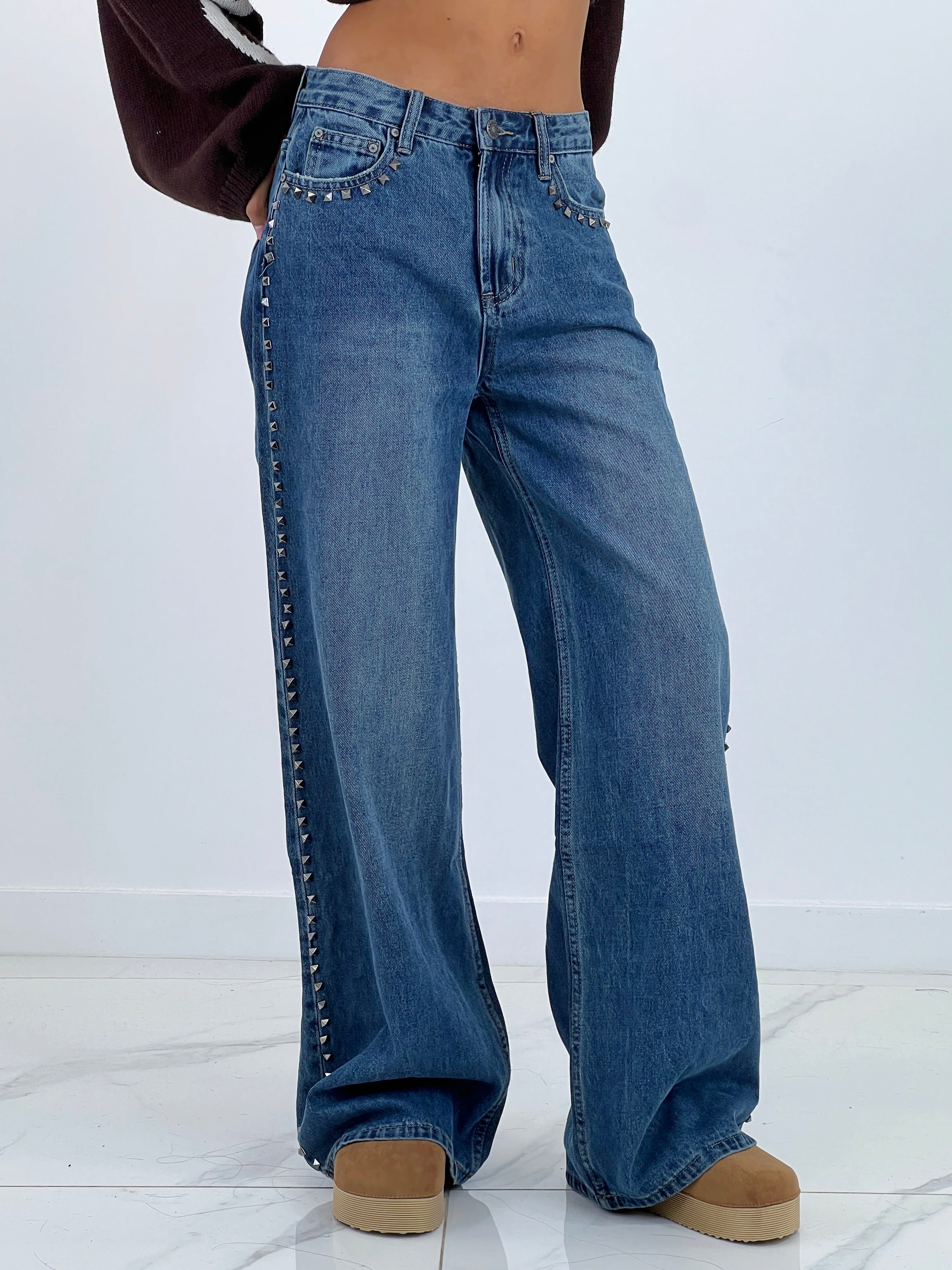 Jeans de perna larga, tiro alto, tachas