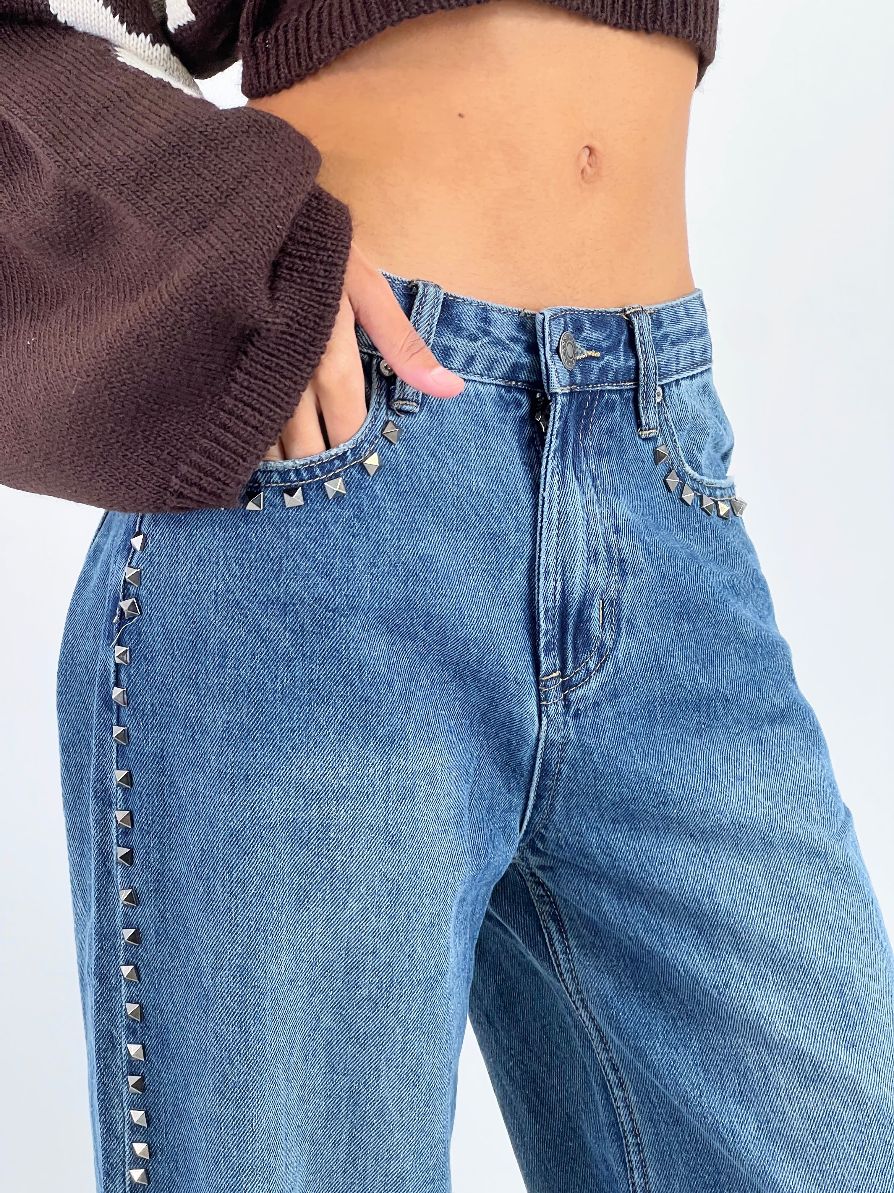 Jeans de perna larga, tiro alto, tachas