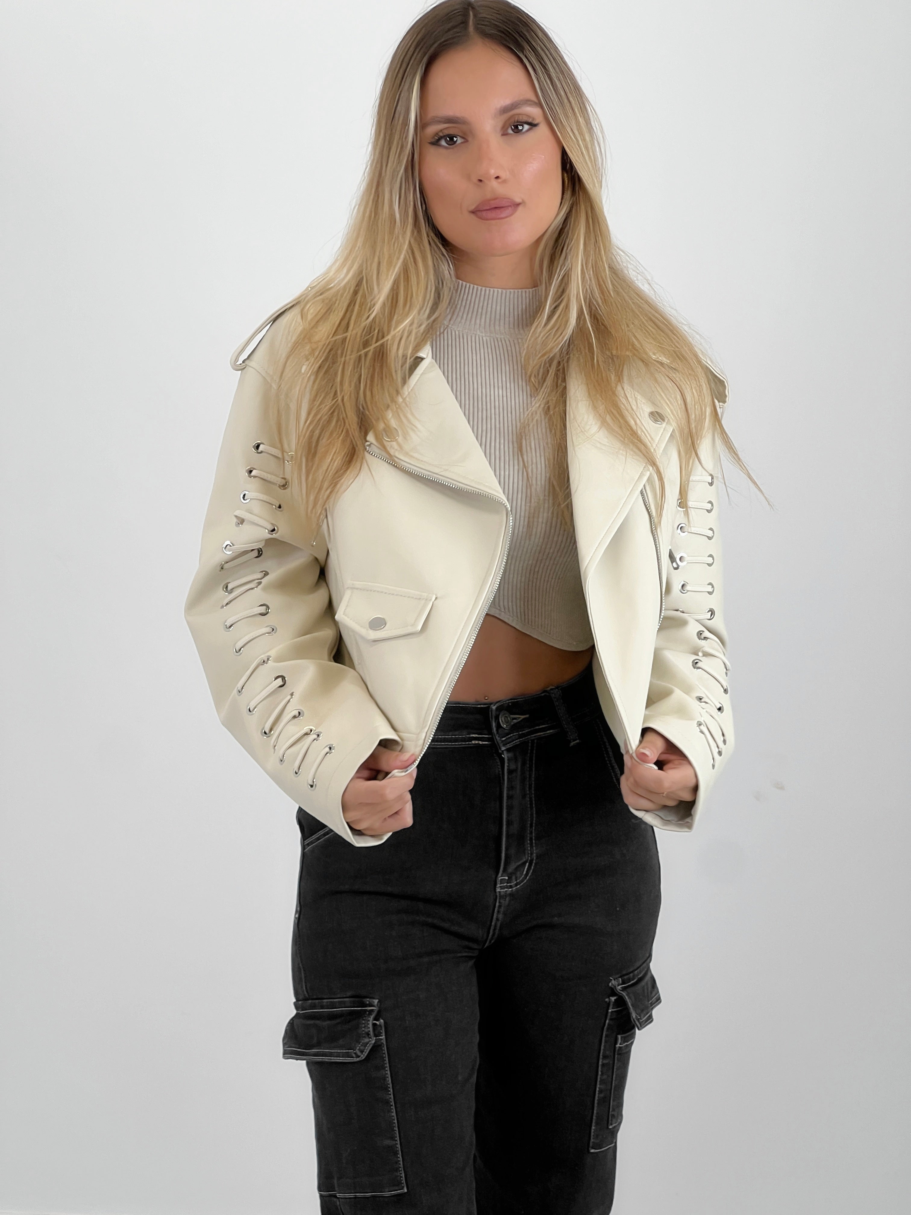 Chaqueta cropped efecto piel