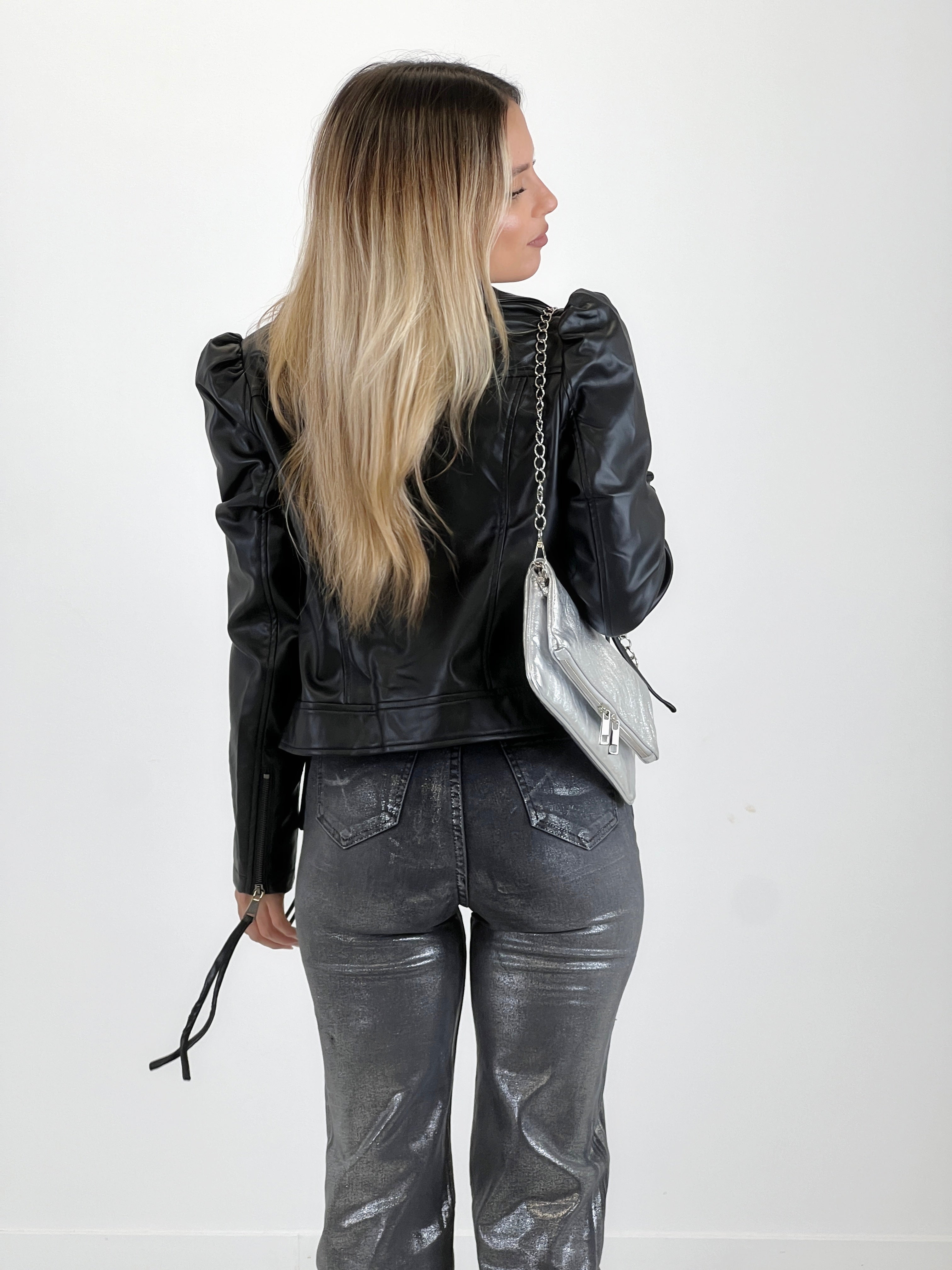 Biker efecto piel manga abullonada