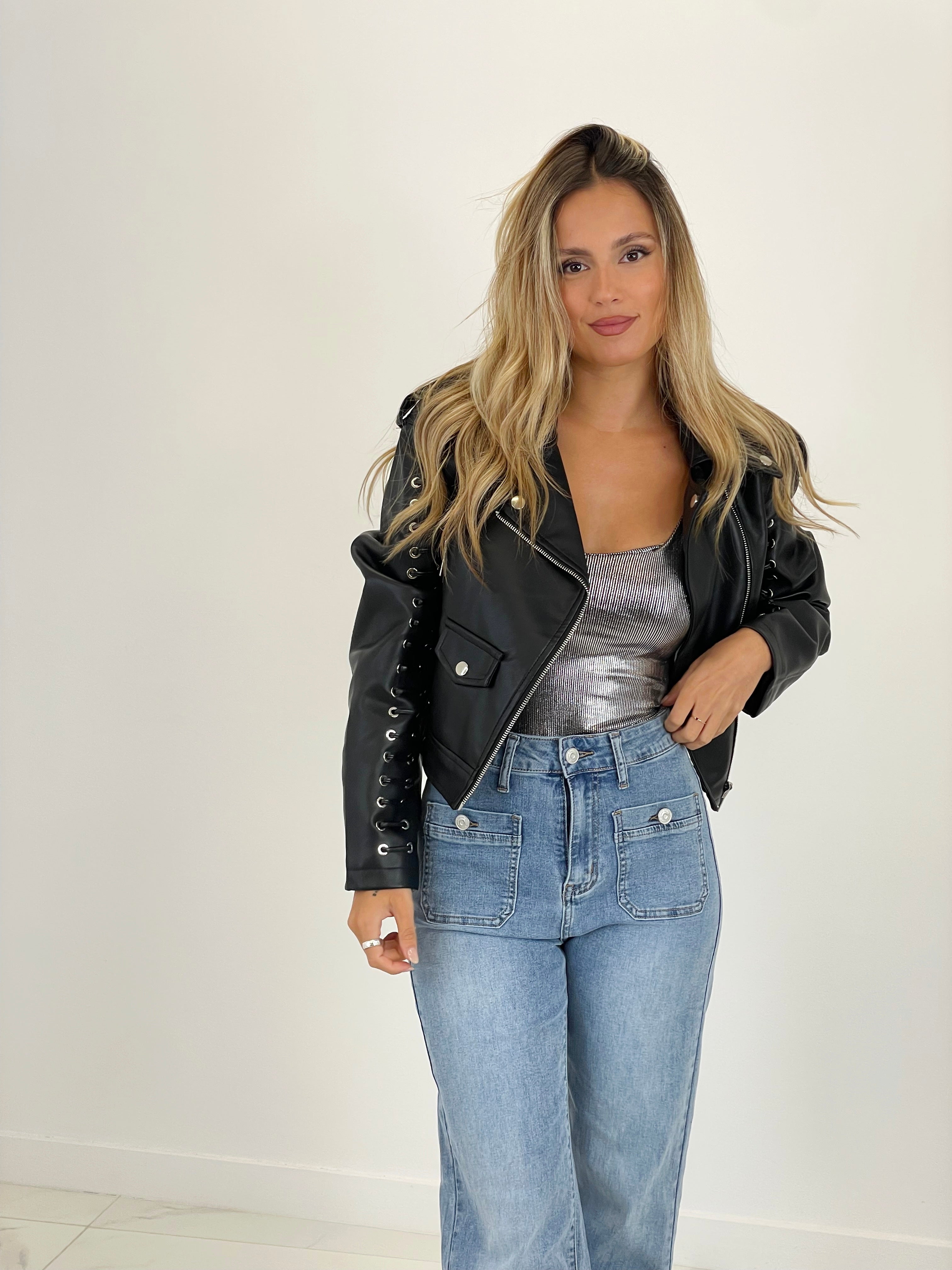 Chaqueta cropped efecto piel