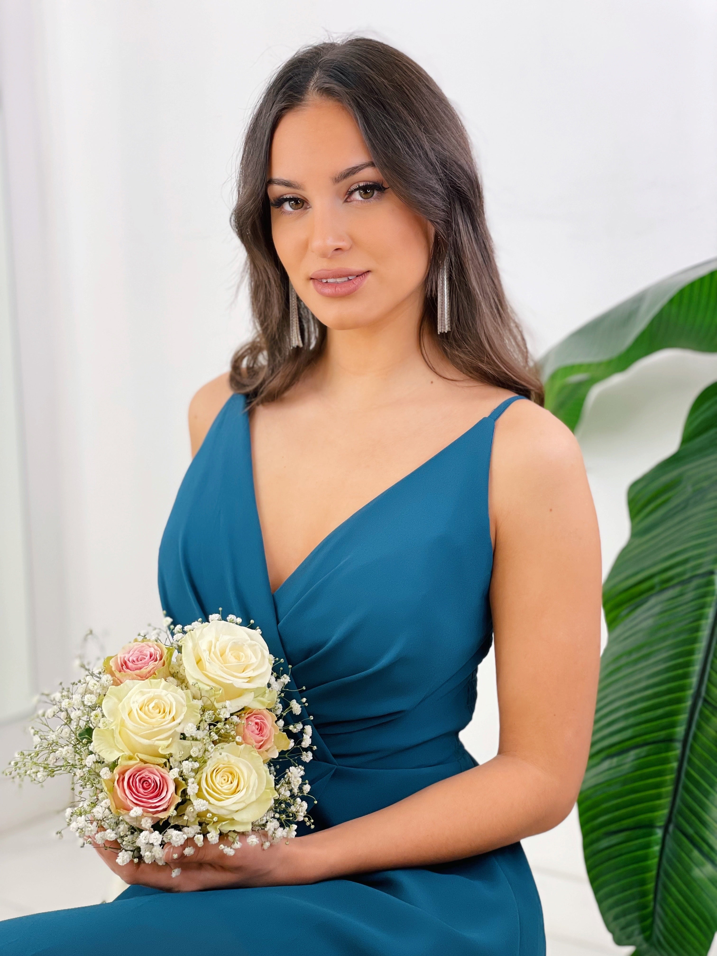 Vestido ceremonia con escote cruzado y fruncido en la parte trasera color petróleo | Zebra&Maduixa