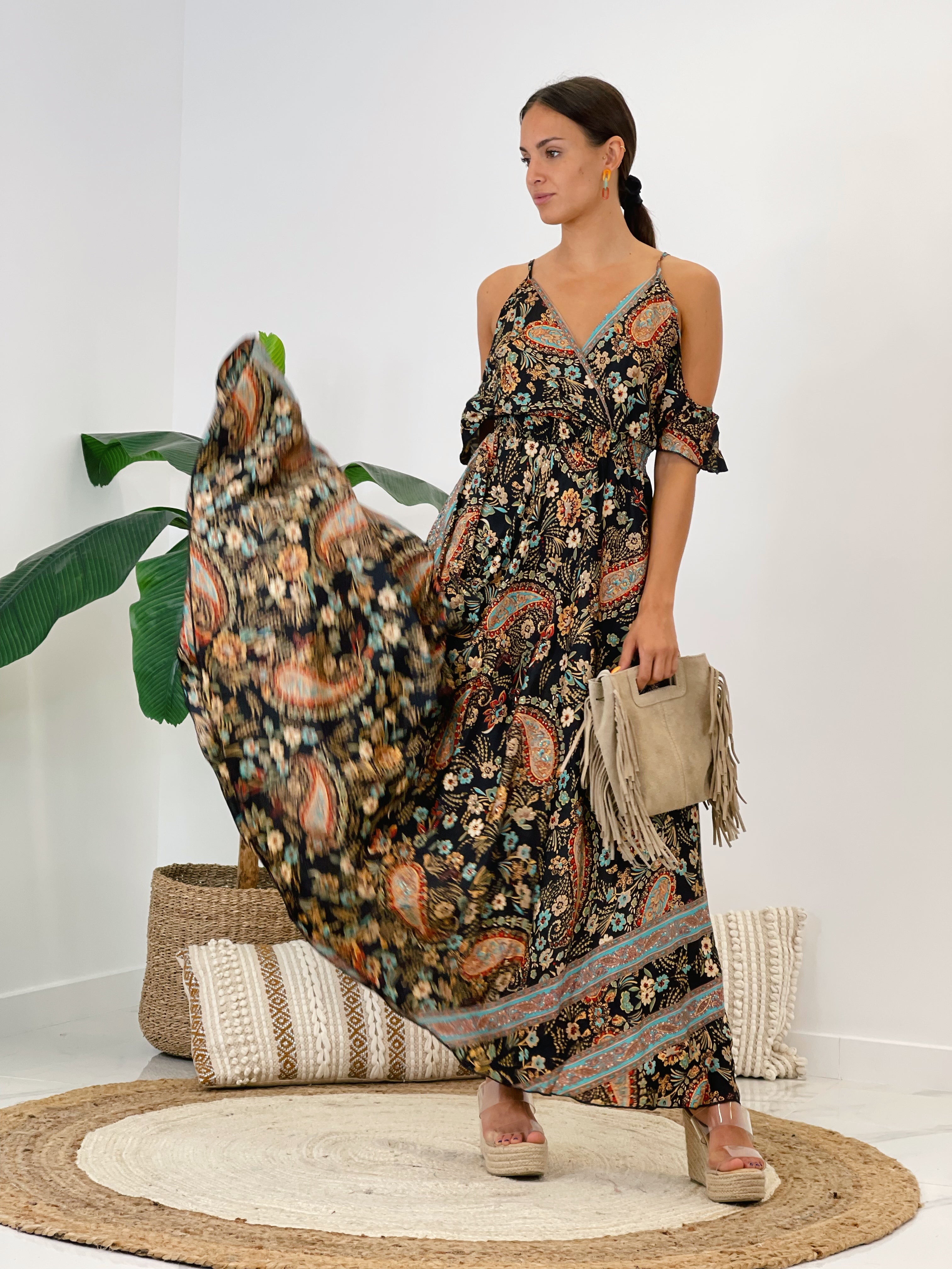 Vestido largo estampado con escote pico cruzado y tirante fino negro | Zebra&Maduixa