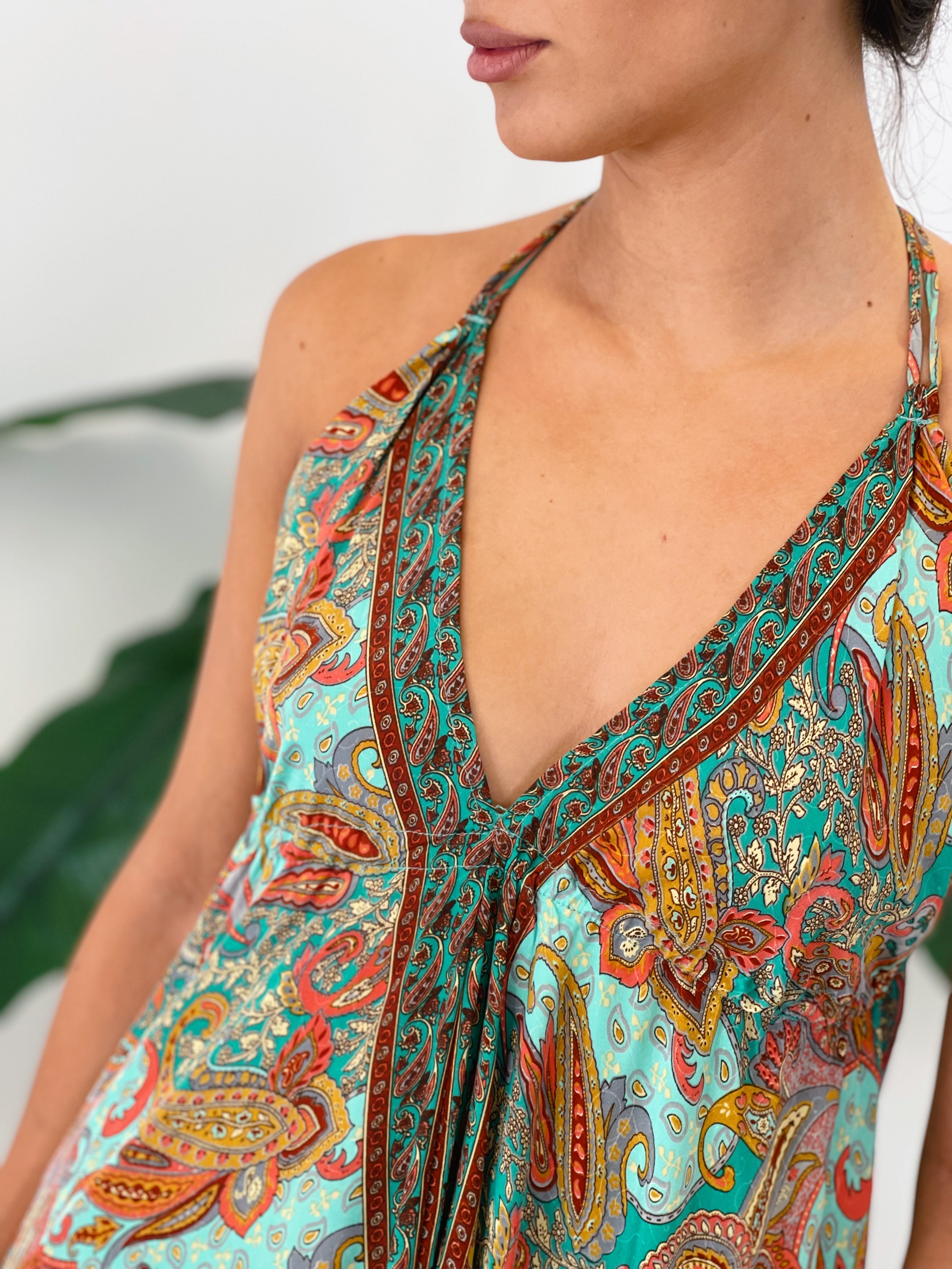 Vestido corto con volante y doble tirante fino anudado al cuello color coral | Zebra&Maduixa