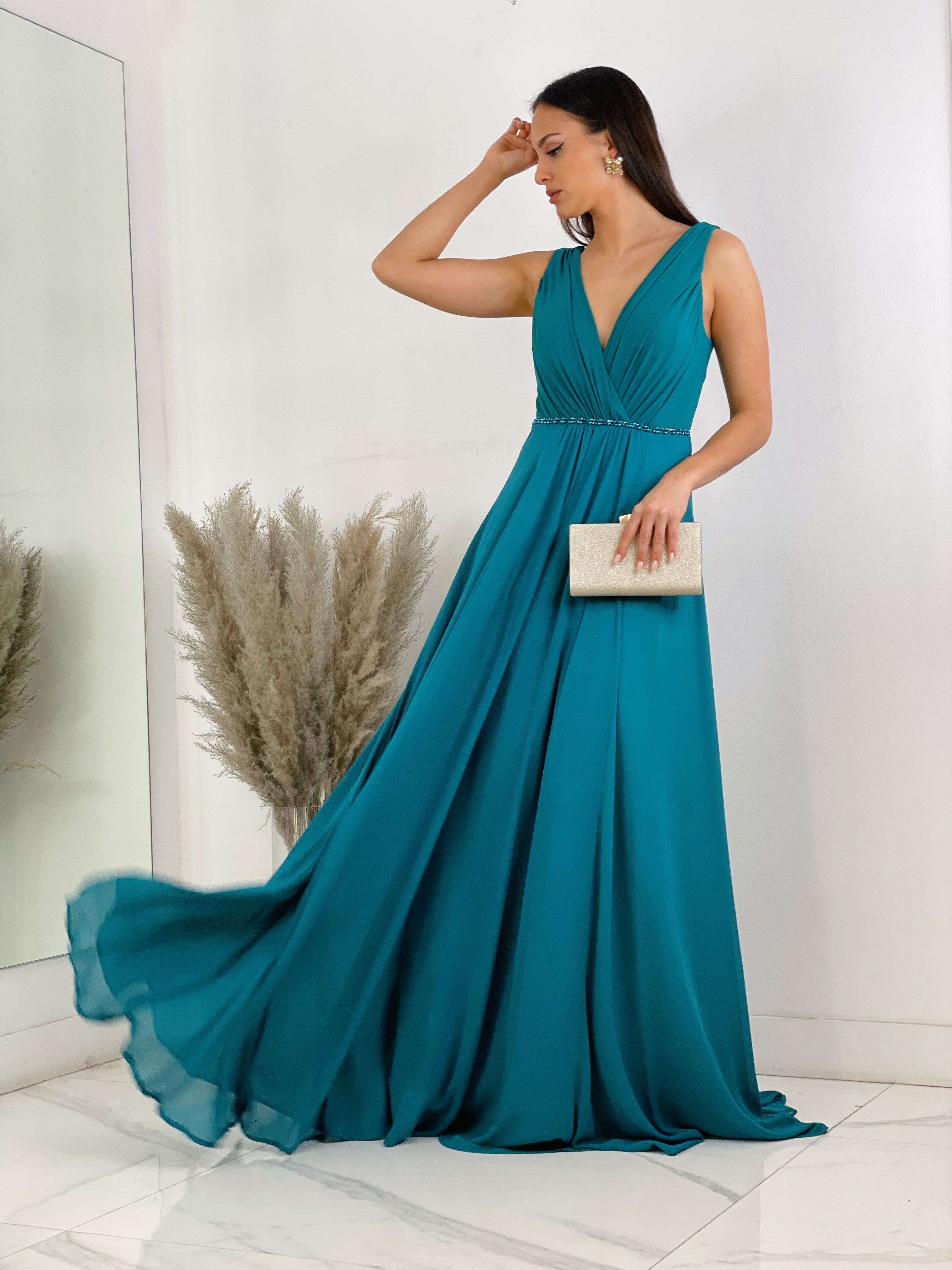 Vestido de escote en pico abierto y tirante ancho con cinturón de piedras color petroleo | Zebra&Maduixa