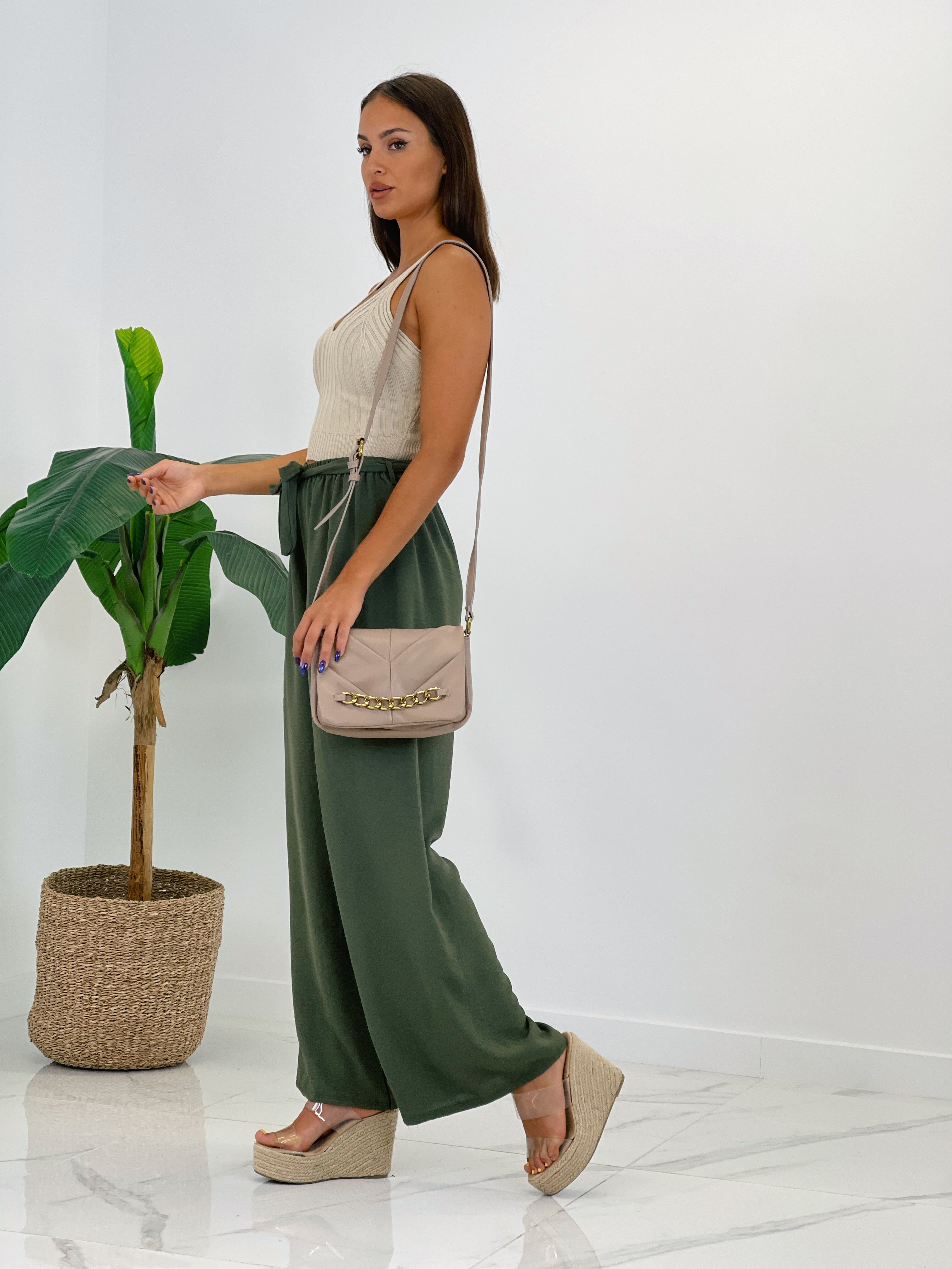 Bolso acolchado con cadena frontal