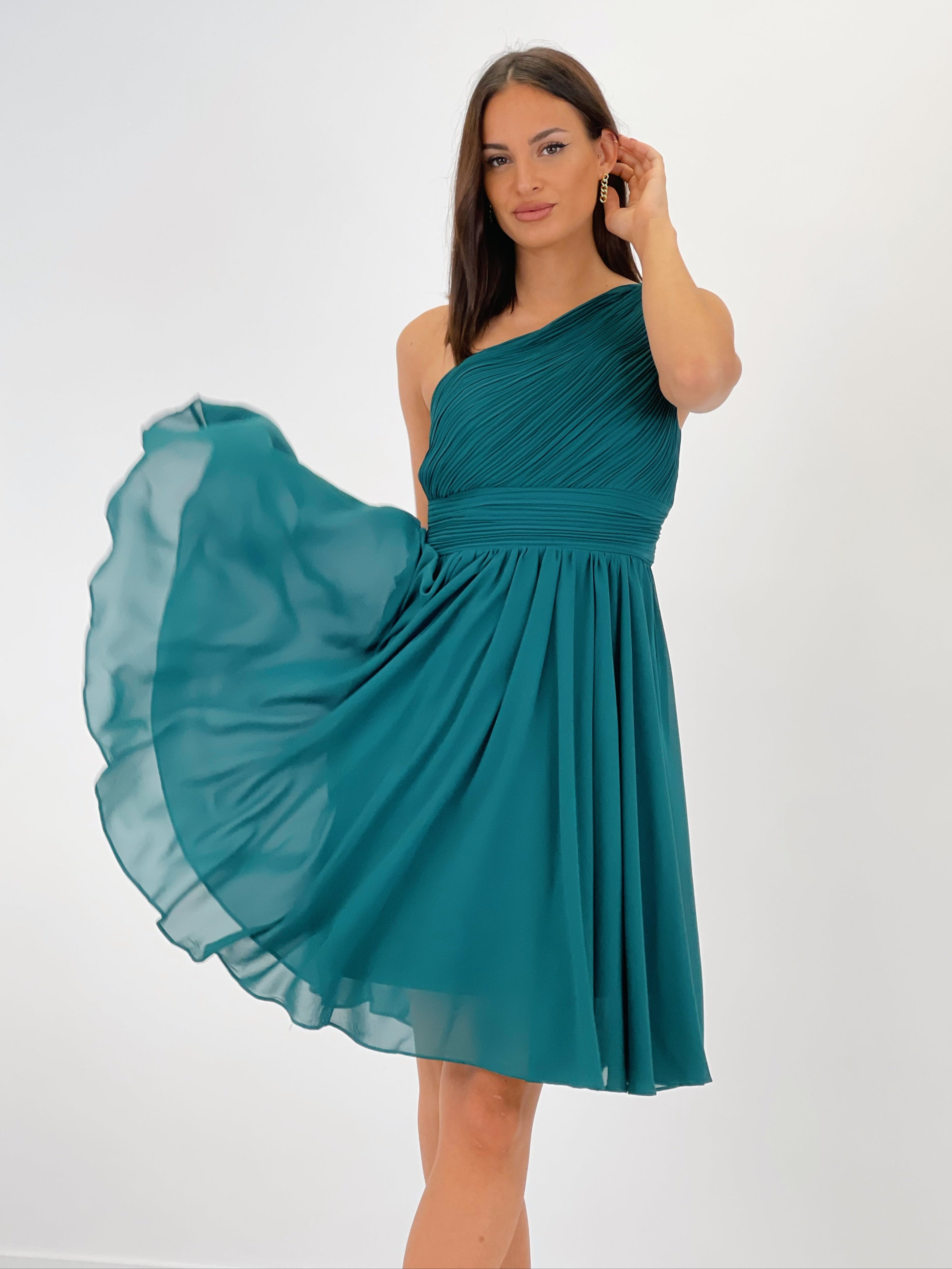 Vestido de ceremonia corto de escote asimétrico y drapeado color verde botella | Zebra&Maduixa