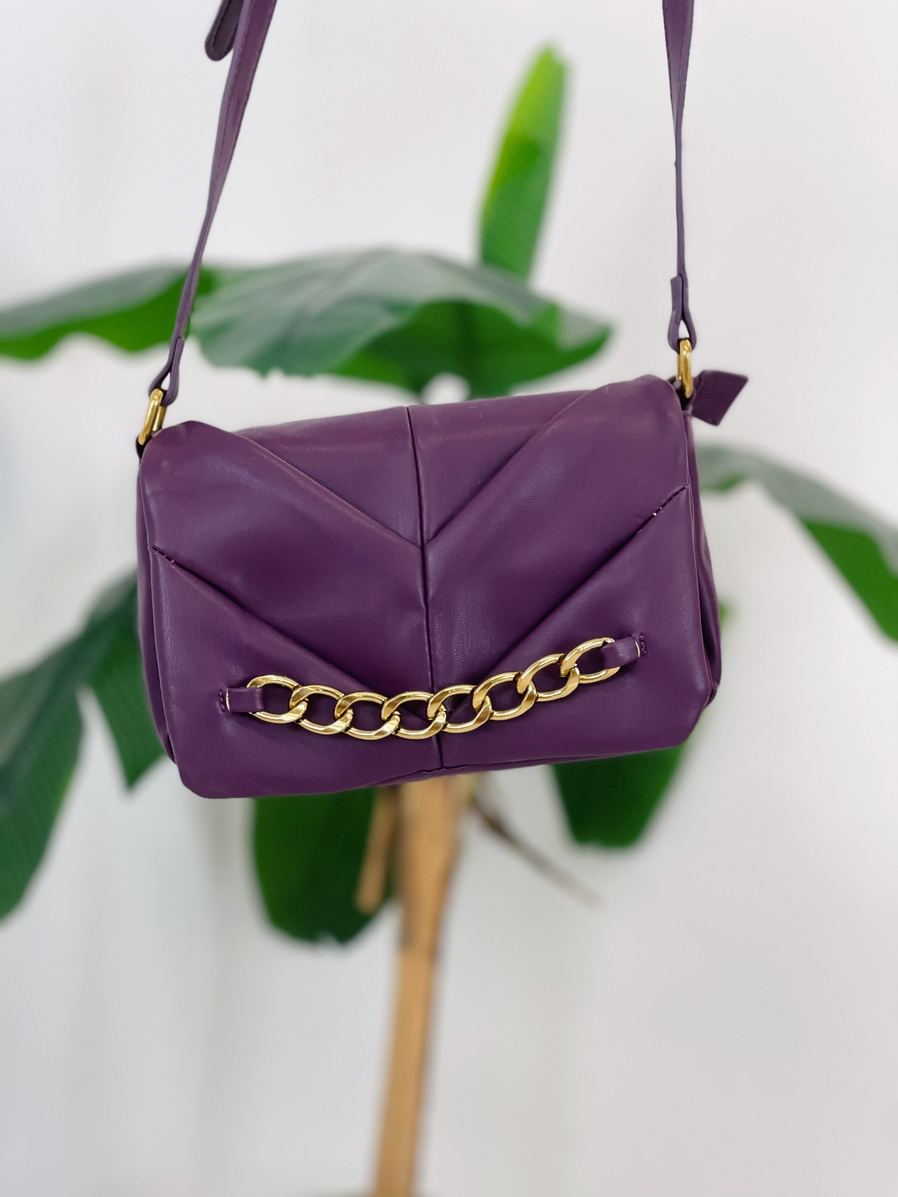 Bolso acolchado con cadena frontal
